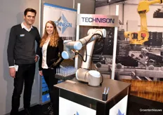 Dirk Oosterman en Linda van Boven van Technison, bij de robot arm die pennen uitdeelt
